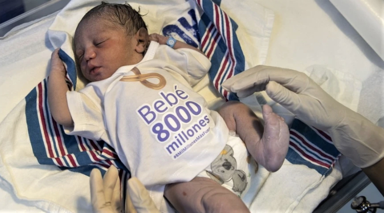 Το μωρό αυτό, που γεννήθηκε στη Δομινικανή Δημοκρατία, επιλέχθηκε συμβολικά ως το άτομο που έφερε τον πλανήτη στο ορόσημο των 8 δισεκατομμυρίων 9EAC29F4 23E2 4AB2 B9EA FBB264D06C7A