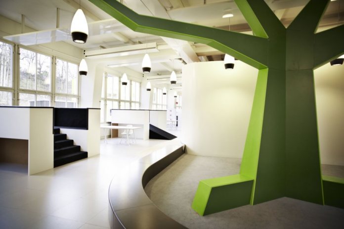 the-tree-creates-a-natural-meeting6