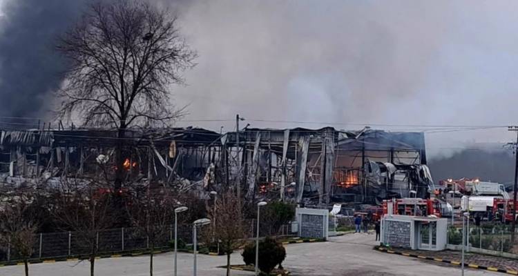 &Tau;έ&sigma;&sigma;&epsilon;&rho;&iota;&sigmaf; &epsilon;&rho;&gamma;&alpha;&zeta;ό&mu;&epsilon;&nu;&epsilon;&sigmaf; &nu;&epsilon;&kappa;&rho;έ&sigmaf; &alpha;&pi;ό &tau;&eta; &mu;&epsilon;&gamma;ά&lambda;&eta; &phi;&omega;&tau;&iota;ά &sigma;&tau;&omicron; &epsilon;&rho;&gamma;&omicron;&sigma;&tau;ά&sigma;&iota;&omicron; &tau;&eta;&sigmaf; &mu;&pi;&iota;&sigma;&kappa;&omicron;&tau;&omicron;&beta;&iota;&omicron;&mu;&eta;&chi;&alpha;&nu;ί&alpha;&sigmaf; &laquo;&Beta;&iota;&omicron;&lambda;ά&nu;&tau;&alpha;&raquo; &sigma;&tau;&alpha; &Tau;&rho;ί&kappa;&alpha;&lambda;&alpha;