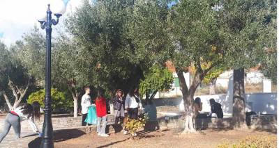 &Omicron;&iota; &mu;&alpha;&theta;&eta;&tau;έ&sigmaf; &tau;&omicron;&upsilon; &Gamma;&upsilon;&mu;&nu;&alpha;&sigma;ί&omicron;&upsilon; &Lambda;&iota;&beta;&alpha;&delta;&omicron;&chi;&omega;&rho;ί&omicron;&upsilon; &laquo;ά&sigma;&tau;&rho;&alpha;&psi;&alpha;&nu;&raquo; &tau;&eta;&nu; &pi;&lambda;&alpha;&tau;&epsilon;ί&alpha; &Nu;. &Kappa;&omicron;ύ&tau;&alpha;&lambda;&eta;&sigmaf; (photos)