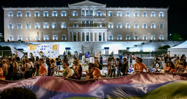 Athens Pride 2021 &kappa;&alpha;&iota; &pi;&omicron;&lambda;&iota;&tau;&iota;&kappa;ά &kappa;ό&mu;&mu;&alpha;&tau;&alpha;: &Pi;&omicron;&iota;&alpha; &sigma;&upsilon;&mu;&mu;&epsilon;&tau;&epsilon;ί&chi;&alpha;&nu; &sigma;&tau;&eta;&nu; &pi;&omicron;&rho;&epsilon;ί&alpha;
