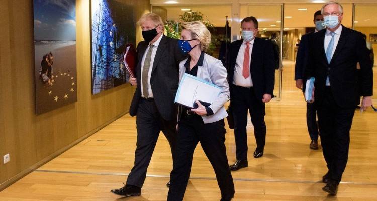 Brexit:  &Tau;&omicron; &chi;ά&sigma;&mu;&alpha; &pi;&rho;&alpha;&mu;έ&nu;&epsilon;&iota; &sigma;&tau;&iota;&sigmaf; &sigma;&upsilon;&nu;&omicron;&mu;&iota;&lambda;ί&epsilon;&sigmaf; &gamma;&iota;&alpha; &tau;&eta;&nu; &epsilon;&pi;ί&tau;&epsilon;&upsilon;&xi;&eta; &epsilon;&mu;&pi;&omicron;&rho;&iota;&kappa;ή&sigmaf; &sigma;&upsilon;&mu;&phi;&omega;&nu;ί&alpha;&sigmaf; &mu;&epsilon;&tau;&alpha;&xi;ύ &tau;&eta;&sigmaf; &Beta;&rho;&epsilon;&tau;&alpha;&nu;ί&alpha;&sigmaf; &kappa;&alpha;&iota; &tau;&eta;&sigmaf; &Epsilon;&Epsilon;