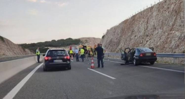 &Tau;&rho;&omicron;&chi;&alpha;ί&omicron; &mu;&epsilon; &delta;ύ&omicron; &nu;&epsilon;&kappa;&rho;&omicron;ύ&sigmaf; &sigma;&tau;&eta;&nu; &Iota;ό&nu;&iota;&alpha; &Omicron;&delta;ό: &Iota;&Chi; &pi;&alpha;&rho;έ&sigma;&upsilon;&rho;&epsilon; &zeta;&epsilon;&upsilon;&gamma;ά&rho;&iota; &mu;&pi;&rho;&omicron;&sigma;&tau;ά &sigma;&tau;&alpha; &mu;ά&tau;&iota;&alpha; &tau;&omega;&nu; &pi;&alpha;&iota;&delta;&iota;ώ&nu; &tau;&omicron;&upsilon;