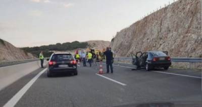 &Tau;&rho;&omicron;&chi;&alpha;ί&omicron; &mu;&epsilon; &delta;ύ&omicron; &nu;&epsilon;&kappa;&rho;&omicron;ύ&sigmaf; &sigma;&tau;&eta;&nu; &Iota;ό&nu;&iota;&alpha; &Omicron;&delta;ό: &Iota;&Chi; &pi;&alpha;&rho;έ&sigma;&upsilon;&rho;&epsilon; &zeta;&epsilon;&upsilon;&gamma;ά&rho;&iota; &mu;&pi;&rho;&omicron;&sigma;&tau;ά &sigma;&tau;&alpha; &mu;ά&tau;&iota;&alpha; &tau;&omega;&nu; &pi;&alpha;&iota;&delta;&iota;ώ&nu; &tau;&omicron;&upsilon;