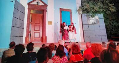 &Lambda;ή&mu;&nu;&omicron;&sigmaf;: &Eta; &xi;&epsilon;&kappa;&alpha;&rho;&delta;&iota;&sigma;&tau;&iota;&kappa;ή &kappa;&omega;&mu;&omega;&delta;ί&alpha; &laquo;&Tau;&omicron; &Kappa;&lambda;ά&mu;&alpha; &beta;&gamma;ή&kappa;&epsilon; &alpha;&pi;ό &tau;&omicron;&nu; &Pi;&alpha;&rho;ά&delta;&epsilon;&iota;&sigma;&omicron;&raquo; &alpha;&nu;&epsilon;&beta;&alpha;ί&nu;&epsilon;&iota; &sigma;&tau;&omicron; &Gamma;&upsilon;&mu;&nu;ά&sigma;&iota;&omicron; &Mu;ύ&rho;&iota;&nu;&alpha;&sigmaf; &alpha;&pi;ό &tau;&eta; &theta;&epsilon;&alpha;&tau;&rho;&iota;&kappa;ή &Omicron;&mu;ά&delta;&alpha; &Chi;ί&omicron;&upsilon;