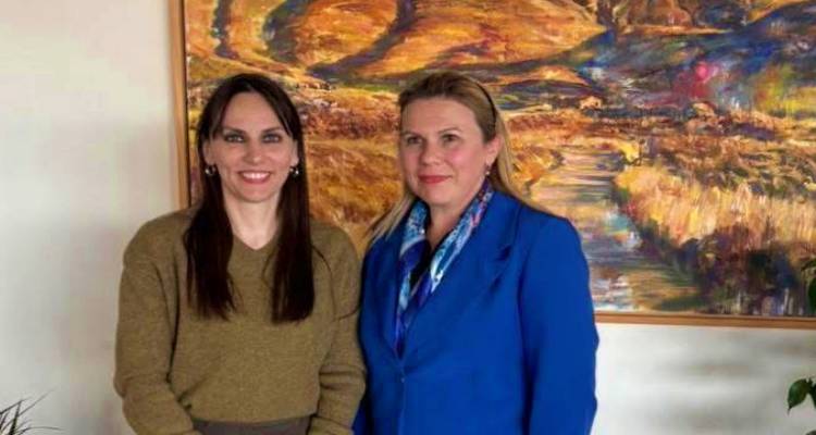 &Delta;ή&mu;&omicron;&sigmaf; &Lambda;ή&mu;&nu;&omicron;&upsilon;: &Sigma;&tau;&omicron; &laquo;&tau;&rho;&alpha;&pi;έ&zeta;&iota;&raquo; &eta; &upsilon;&pi;&omicron;&sigma;&tau;&epsilon;&lambda;έ&chi;&omega;&sigma;&eta; &kappa;&alpha;&iota; &eta; &Delta;&eta;&mu;&omicron;&tau;&iota;&kappa;ή &Alpha;&sigma;&tau;&upsilon;&nu;&omicron;&mu;ί&alpha; &kappa;&alpha;&tau;ά &tau;&eta;&nu; &epsilon;&pi;ί&sigma;&kappa;&epsilon;&psi;&eta; &tau;&eta;&sigmaf; &Upsilon;&phi;&upsilon;&pi;&omicron;&upsilon;&rho;&gamma;&omicron;ύ &Epsilon;&sigma;&omega;&tau;&epsilon;&rho;&iota;&kappa;ώ&nu;