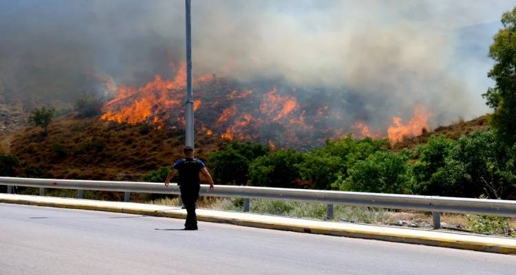 Πολιορκείται η Χίος από τις φλόγες: Τρεις διαφορετικές πυρκαγιές | Αλλεπάλληλα τα 112 για εκκενώσεις περιοχών