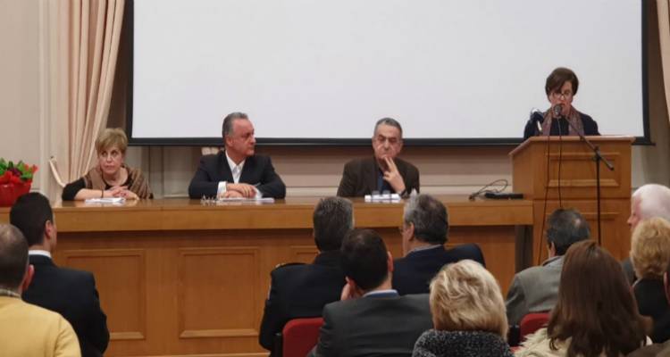 &Eta; &Chi;&rho;. &Kappa;&alpha;&lambda;&omicron;&gamma;ή&rho;&omicron;&upsilon; &sigma;&epsilon; &epsilon;&kappa;&delta;ή&lambda;&omega;&sigma;&eta; &tau;&eta;&sigmaf; &Pi;&alpha;&nu;&epsilon;&lambda;&lambda;&alpha;&delta;&iota;&kappa;ή&sigmaf; &Omicron;&rho;&gamma;ά&nu;&omega;&sigma;&eta;&sigmaf; &Gamma;&upsilon;&nu;&alpha;&iota;&kappa;ώ&nu; &mu;&epsilon; &theta;έ&mu;&alpha;: &laquo;&Omicron;&iota; &pi;&rho;&omicron;&kappa;&lambda;ή&sigma;&epsilon;&iota;&sigmaf; &gamma;&iota;&alpha; &tau;&omicron; &alpha;ύ&rho;&iota;&omicron; &tau;&eta;&sigmaf; &Epsilon;&upsilon;&rho;ώ&pi;&eta;&sigmaf;&raquo;