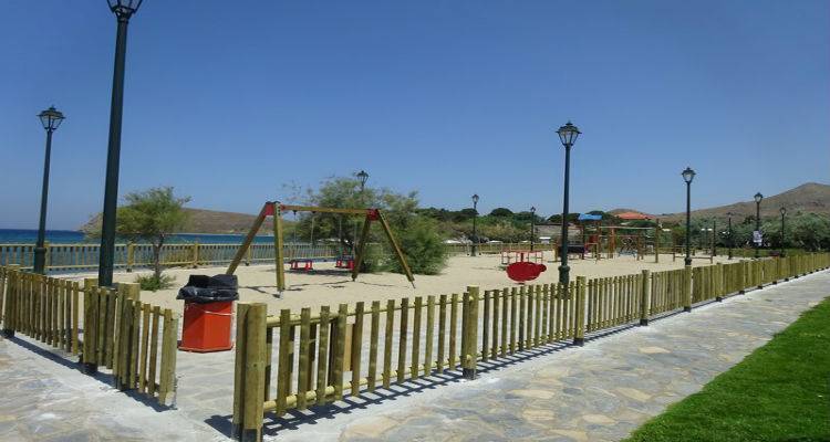 Απίστευτο περιστατικό στη Μύρινα | Ξηλώνουν την ξύλινη περίφραξη των παιδικών χαρών