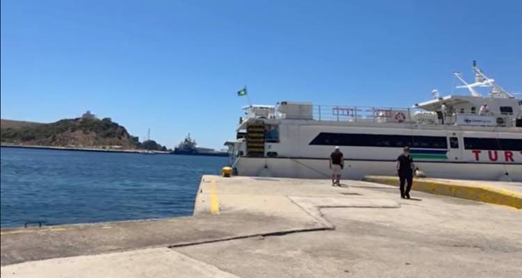 &laquo;&Gamma;&iota;&alpha;&tau;ί &omicron;&iota; &Tau;&omicron;ύ&rho;&kappa;&omicron;&iota; &sigma;&upsilon;&rho;&rho;έ&omicron;&upsilon;&nu; &sigma;&tau;&alpha; &epsilon;&lambda;&lambda;&eta;&nu;&iota;&kappa;ά &nu;&eta;&sigma;&iota;ά&raquo;: &Tau;&omicron;&upsilon;&rho;&kappa;&iota;&kappa;ή &epsilon;&phi;&eta;&mu;&epsilon;&rho;ί&delta;&alpha; &epsilon;&xi;&eta;&gamma;&epsilon;ί &tau;&omicron;&upsilon;&sigmaf; &lambda;ό&gamma;&omicron;&upsilon;&sigmaf; &pi;&omicron;&upsilon; &omicron;&iota; &gamma;&epsilon;ί&tau;&omicron;&nu;&epsilon;&sigmaf; &pi;&rho;&omicron;&tau;&iota;&mu;&omicron;ύ&nu; &tau;&eta;&nu; &Epsilon;&lambda;&lambda;ά&delta;&alpha; &gamma;&iota;&alpha; &delta;&iota;&alpha;&kappa;&omicron;&pi;έ&sigmaf;