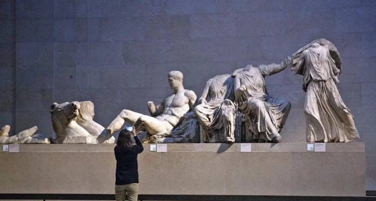 Le Petit Journal: &laquo;&Eta; UNESCO &epsilon;&pi;&alpha;&nu;&alpha;&phi;έ&rho;&epsilon;&iota; &tau;&omicron; &zeta;ή&tau;&eta;&mu;&alpha; &tau;&eta;&sigmaf; &epsilon;&pi;&iota;&sigma;&tau;&rho;&omicron;&phi;ή&sigmaf; &tau;&omega;&nu; &Gamma;&lambda;&upsilon;&pi;&tau;ώ&nu; &sigma;&tau;&eta;&nu; &Epsilon;&lambda;&lambda;ά&delta;&alpha; | &Sigma;&eta;&mu;&alpha;&nu;&tau;&iota;&kappa;ή &sigma;&tau;ή&rho;&iota;&xi;&eta; &sigma;&tau;&eta;&nu; &Alpha;&theta;ή&nu;&alpha;&raquo;