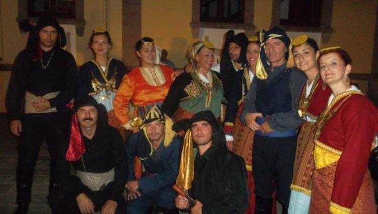 &Sigma;&tau;ά&lambda;&alpha; &sigma;&tau;&eta; &mu;&nu;ή&mu;&eta;.. &laquo; &Alpha;&sigmaf; &sigma;&eta;&nu; &pi;&alpha;&tau;&rho;ί&delta;&alpha;&nu;&hellip;&raquo; | &Chi;&omicron;&rho;&omicron;ί &kappa;&alpha;&iota; &lambda;&alpha;&omicron;&gamma;&rho;&alpha;&phi;&iota;&kappa;ά &sigma;&tau;&omicron;&iota;&chi;&epsilon;ί&alpha; &tau;&omicron;&upsilon; &Pi;ό&nu;&tau;&omicron;&upsilon;.