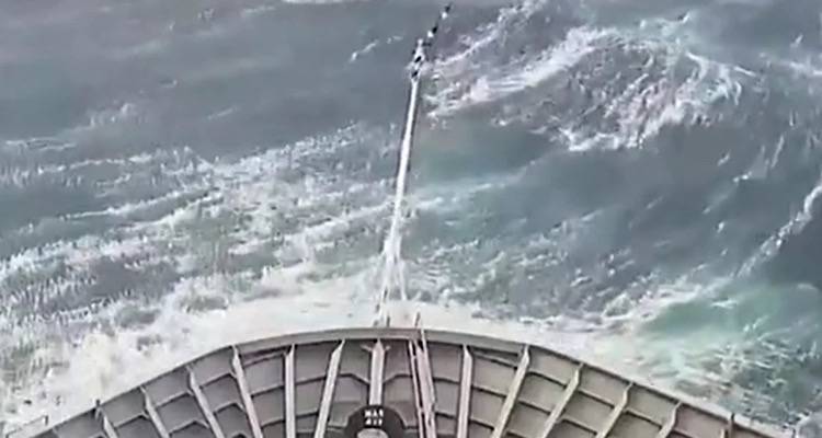 Σοκαριστικό βίντεο: Η στιγμή που πελώρια κύματα καταπίνουν πολυτελές κρουαζιερόπλοιο στην Ανταρκτική