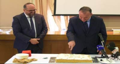 &Upsilon;&phi;. &Nu;&alpha;&upsilon;&tau;&iota;&lambda;ί&alpha;&sigmaf;: "&Upsilon;&pi;ή&rho;&xi;&epsilon; &pi;&rho;ό&tau;&alpha;&sigma;&eta; &alpha;&pi;ό &epsilon;&lambda;&lambda;&eta;&nu;&iota;&kappa;ή &nu;&alpha;&upsilon;&tau;&iota;&lambda;&iota;&alpha;&kappa;ή &epsilon;&tau;&alpha;&iota;&rho;ί&alpha; &gamma;&iota;&alpha; &tau;&eta; &sigma;ύ&nu;&delta;&epsilon;&sigma;&eta; &tau;&eta;&sigmaf; Ί&mu;&beta;&rho;&omicron;&upsilon; &mu;&epsilon; &tau;&eta; &Lambda;ή&mu;&nu;&omicron;" (video)