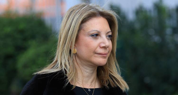 &Eta; &Kappa;&alpha;&rho;&upsilon;&sigma;&tau;&iota;&alpha;&nu;&omicron;ύ &epsilon;&tau;&omicron;&iota;&mu;ά&zeta;&epsilon;&tau;&alpha;&iota; &nu;&alpha; &alpha;&nu;&alpha;&kappa;&omicron;&iota;&nu;ώ&sigma;&epsilon;&iota; &tau;&omicron; &kappa;ό&mu;&mu;&alpha;: &Iota;&sigma;&tau;&omicron;&rho;&iota;&kappa;ό&sigmaf; &alpha;&upsilon;&tau;ό&sigmaf; &omicron; &Mu;ά&iota;&omicron;&sigmaf; &gamma;&iota;&alpha; &tau;&eta;&nu; &Epsilon;&lambda;&lambda;ά&delta;&alpha; | &Pi;&rho;&omicron;&sigma;&pi;&alpha;&theta;&omicron;ύ&nu; &nu;&alpha; &mu;&alpha;&sigmaf; &delta;&iota;&chi;ά&sigma;&omicron;&upsilon;&nu;