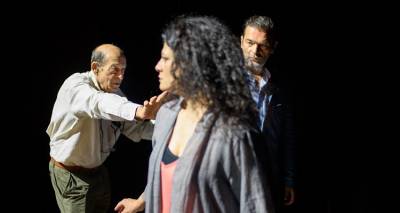 17 &Phi;&epsilon;&beta;&rho;&omicron;&upsilon;&alpha;&rho;ί&omicron;&upsilon;: &Eta; &pi;&alpha;&rho;ά&sigma;&tau;&alpha;&sigma;&eta; &laquo;Ά&gamma;&omicron;&upsilon;&rho;&alpha; &Kappa;&epsilon;&rho;ά&sigma;&iota;&alpha;&raquo; &tau;&omicron;&upsilon; &Mu;&iota;&chi;&alpha;ή&lambda; Ά&nu;&theta;&eta; &sigma;&tau;&omicron; &kappa;&iota;&nu;&eta;&mu;&alpha;&tau;&omicron;&theta;έ&alpha;&tau;&rho;&omicron; &Mu;&alpha;&rho;&omicron;ύ&lambda;&alpha;