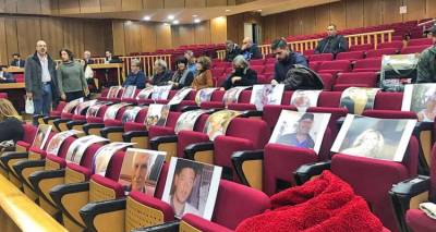 &Mu;ά&tau;&iota; -&Sigma;&upsilon;&gamma;&kappa;&lambda;ό&nu;&iota;&sigma;&epsilon; &mu;ά&rho;&tau;&upsilon;&rho;&alpha;&sigmaf; &sigma;&tau;&eta; &delta;ί&kappa;&eta;: Έ&beta;&lambda;&epsilon;&pi;&alpha; &tau;&omicron;&nu; &Mu;&pi;&rho;ά&iota;&alpha;&nu; &nu;&alpha; &kappa;&alpha;ί&gamma;&epsilon;&tau;&alpha;&iota; | &Eta; &tau;&epsilon;&lambda;&epsilon;&upsilon;&tau;&alpha;ί&alpha; &tau;&omicron;&upsilon; &kappa;&omicron;&upsilon;&beta;έ&nu;&tau;&alpha; ή&tau;&alpha;&nu; &laquo;&gamma;&iota;&alpha;&tau;ί&raquo;