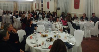 &Tau;&omicron; &Lambda;ύ&kappa;&epsilon;&iota;&omicron; &Epsilon;&lambda;&lambda;&eta;&nu;ί&delta;&omega;&nu; &Lambda;ή&mu;&nu;&omicron;&upsilon; &alpha;&nu;έ&delta;&epsilon;&iota;&xi;&epsilon; &tau;&omicron; &theta;έ&mu;&alpha; &tau;&eta;&sigmaf; &iota;&sigma;&omicron;&tau;&iota;&mu;ί&alpha;&sigmaf; &kappa;&alpha;&iota; &chi;&epsilon;&iota;&rho;&alpha;&phi;έ&tau;&eta;&sigma;&eta;&sigmaf; &tau;&omega;&nu; &gamma;&upsilon;&nu;&alpha;&iota;&kappa;ώ&nu; (photos)