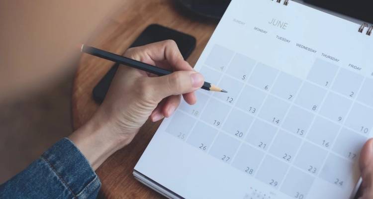 Οι αργίες του 2025: Πέντε τριήμερα και ένα τετραήμερο | Πότε πέφτουν