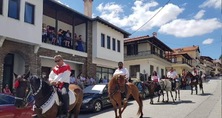 Σιάτιστα Κοζάνης: Το έθιμο των καβαλάρηδων της Παναγιάς | Πώς ξεκίνησε και τι συμβολίζει