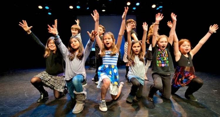 &Mu;&Epsilon;&Alpha;&Sigma; &Lambda;ή&mu;&nu;&omicron;&sigmaf;: &Tau;&omicron; &theta;&epsilon;&alpha;&tau;&rho;&iota;&kappa;ό &tau;&alpha;&xi;ί&delta;&iota; &gamma;&iota;&alpha; &pi;&alpha;&iota;&delta;&iota;ά &sigma;&upsilon;&nu;&epsilon;&chi;ί&zeta;&epsilon;&tau;&alpha;&iota;!