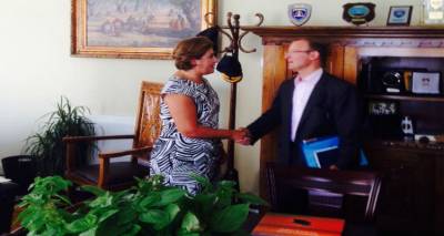 &Mu;&epsilon; &tau;&omicron;&nu; &Pi;&rho;έ&sigma;&beta;&eta; &tau;&eta;&sigmaf; &Mu;&epsilon;&gamma;ά&lambda;&eta;&sigmaf; &Beta;&rho;&epsilon;&tau;&alpha;&nu;ί&alpha;&sigmaf; &sigma;&upsilon;&nu;&alpha;&nu;&tau;ή&theta;&eta;&kappa;&epsilon; &eta; &Chi;&rho;&iota;&sigma;&tau;&iota;ά&nu;&alpha; &Kappa;&alpha;&lambda;&omicron;&gamma;ή&rho;&omicron;&upsilon;