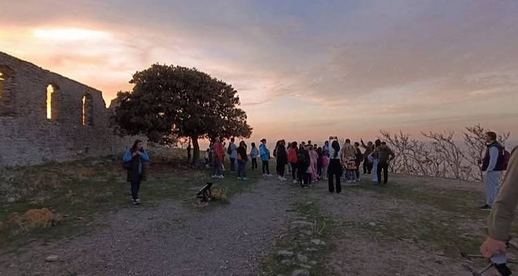Μαθητές και γονείς του 2ου Δημοτικού Μύρινας περπάτησαν στο Κάστρο της πόλης!