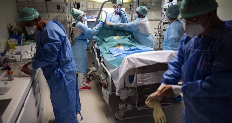 &Kappa;&omicron;&rho;&omega;&nu;&omicron;ϊό&sigmaf;: &Eta; &pi;&iota;&omicron; &sigma;&kappa;&omicron;&tau;&epsilon;&iota;&nu;ή ώ&rho;&alpha; &tau;&eta;&sigmaf; &pi;&alpha;&nu;&delta;&eta;&mu;ί&alpha;&sigmaf; - &laquo;&Pi;ό&lambda;&epsilon;&mu;&omicron;&sigmaf;&raquo; &sigma;&tau;&alpha; &nu;&omicron;&sigma;&omicron;&kappa;&omicron;&mu;&epsilon;ί&alpha; &tau;&eta;&sigmaf; &Alpha;&tau;&tau;&iota;&kappa;ή&sigmaf;