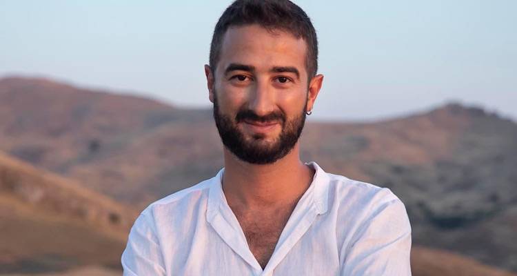 &Pi;&alpha;&lambda;&alpha;&iota;&omicron;&lambda;ό&gamma;&omicron;&sigmaf; &Pi;&alpha;&lambda;&alpha;&iota;&omicron;&lambda;ό&gamma;&omicron;&upsilon;: &laquo;&Omicron; &epsilon;&mu;&pi;&rho;&eta;&sigma;&tau;ή&sigmaf; &tau;&eta;&sigmaf; &Epsilon;&lambda;&lambda;ά&delta;&omicron;&sigmaf; &epsilon;ί&nu;&alpha;&iota; &eta; ί&delta;&iota;&alpha; &eta; &kappa;&omicron;&iota;&nu;&omega;&nu;ί&alpha;&raquo;