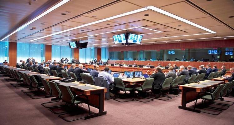 &Epsilon;&pi;&tau;ά &mu;ύ&theta;&omicron;&iota; &kappa;&alpha;&iota; &epsilon;&pi;&tau;ά &alpha;&lambda;ή&theta;&epsilon;&iota;&epsilon;&sigmaf;