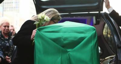 Μίμης Δομάζος: Σε λαϊκό προσκύνημα η σορός του, τυλιγμένη με τη σημαία του Παναθηναϊκού -Συγκίνηση στην τελευταία στάση στη Λεωφόρο