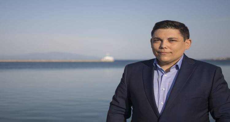 &Mu;&pi;&omicron;&upsilon;&rho;&nu;&omicron;ύ&sigmaf;: &laquo;&Mu;&epsilon; &epsilon;&nu;&omicron;&chi;&lambda;&epsilon;ί &pi;&omicron;&upsilon; &omicron; &Sigma;&Upsilon;&Rho;&Iota;&Zeta;&Alpha; &delta;&epsilon;&nu; &kappa;&alpha;&tau;ά&phi;&epsilon;&rho;&epsilon; &nu;&alpha; &lambda;ύ&sigma;&epsilon;&iota; &tau;&omicron; &theta;έ&mu;&alpha; &tau;&omega;&nu; &Kappa;&Epsilon;&Pi;&Alpha; &sigma;&tau;&eta; &Lambda;ή&mu;&nu;&omicron;&raquo; (audio)