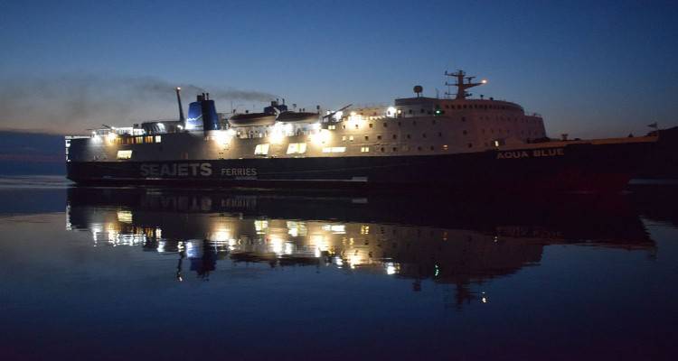 Aqua Blue: Οι άνεμοι κρατούν το πλοίο δεμένο στο Λαύριο