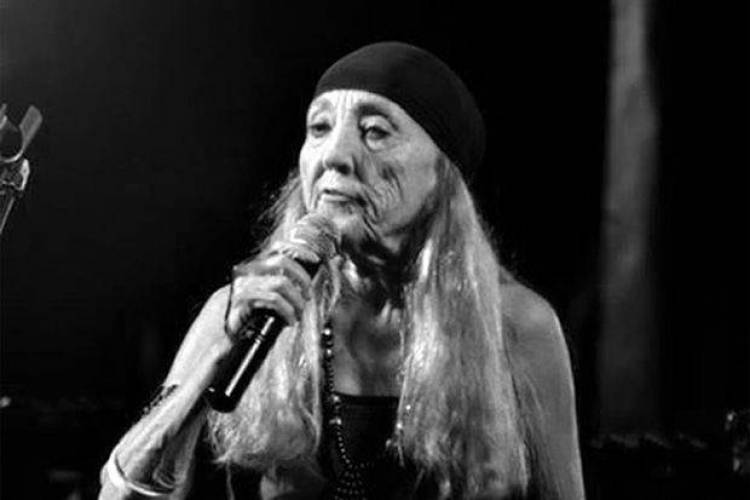 &Gamma;&iota;ώ&tau;&alpha; &Gamma;&iota;ά&nu;&nu;&alpha;: &laquo;&Epsilon;ί&mu;&alpha;&iota; &rho;&omicron;&kappa;, &epsilon;ί&mu;&alpha;&iota; &alpha;&upsilon;&tau;ό, &alpha;&gamma;&rho;&iota;&omicron;&kappa;ά&tau;&sigma;&iota;&kappa;&omicron; &sigma;&tau;&alpha; &kappa;&epsilon;&rho;&alpha;&mu;ί&delta;&iota;&alpha;&raquo;