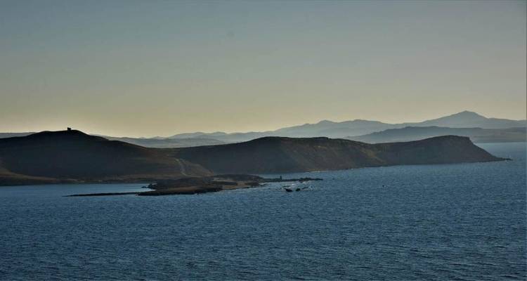 &Lambda;ή&mu;&nu;&omicron;&sigmaf;: &Tau;&omicron; &nu;&eta;&sigma;ί &tau;&omicron;&upsilon; &Eta;&phi;&alpha;ί&sigma;&tau;&omicron;&upsilon; &xi;&alpha;&phi;&nu;&iota;ά&zeta;&epsilon;&iota; &mu;&epsilon; &tau;&iota;&sigmaf; &mu;&omicron;&nu;&alpha;&delta;&iota;&kappa;έ&sigmaf; &omicron;&mu;&omicron;&rho;&phi;&iota;έ&sigmaf; &tau;&omicron;&upsilon;