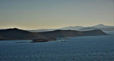 &Lambda;ή&mu;&nu;&omicron;&sigmaf;: &Tau;&omicron; &nu;&eta;&sigma;ί &tau;&omicron;&upsilon; &Eta;&phi;&alpha;ί&sigma;&tau;&omicron;&upsilon; &xi;&alpha;&phi;&nu;&iota;ά&zeta;&epsilon;&iota; &mu;&epsilon; &tau;&iota;&sigmaf; &mu;&omicron;&nu;&alpha;&delta;&iota;&kappa;έ&sigmaf; &omicron;&mu;&omicron;&rho;&phi;&iota;έ&sigmaf; &tau;&omicron;&upsilon;