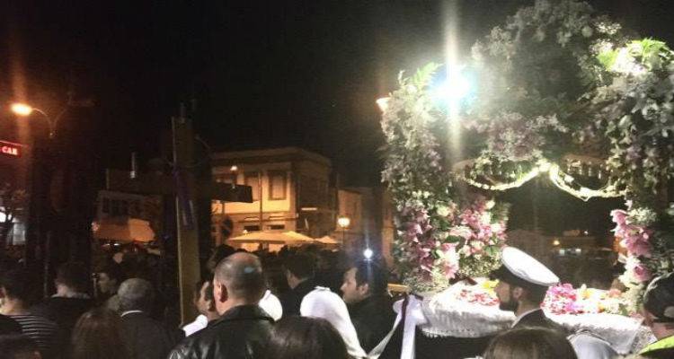 Ατμοσφαιρική και κατανυκτική η περιφορά των Επιταφίων στη Μύρινα (photos + video)