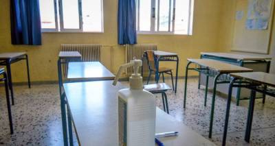 &Kappa;&alpha;&lambda;ύ&beta;&iota;&alpha;: &Pi;&alpha;&tau;έ&rho;&alpha;&sigmaf; &mu;&alpha;&theta;&eta;&tau;ή &epsilon;&pi;&iota;&tau;έ&theta;&eta;&kappa;&epsilon; &sigma;&epsilon; &kappa;&alpha;&theta;&eta;&gamma;ή&tau;&rho;&iota;&alpha; &epsilon;&pi;&epsilon;&iota;&delta;ή έ&beta;&gamma;&alpha;&lambda;&epsilon; &epsilon;&kappa;&tau;ό&sigmaf; &alpha;ί&theta;&omicron;&upsilon;&sigma;&alpha;&sigmaf; &tau;&omicron; &gamma;&iota;&omicron; &tau;&omicron;&upsilon;