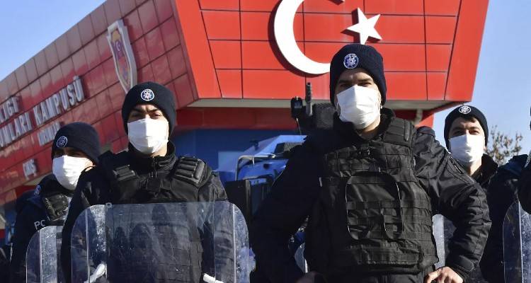 &Alpha;&rho;&chi;&iota;&sigma;&epsilon; &delta;&iota;ώ&xi;&epsilon;&iota;&sigmaf; &omicron; &Epsilon;&rho;&nu;&tau;&omicron;&gamma;ά&nu;, &mu;&epsilon;&tau;ά &tau;&omicron;&upsilon;&sigmaf; &phi;ό&beta;&omicron;&upsilon;&sigmaf; &gamma;&iota;&alpha; &pi;&rho;&alpha;&xi;&iota;&kappa;ό&pi;&eta;&mu;&alpha;: &Sigma;&upsilon;&nu;έ&lambda;&alpha;&beta;&alpha;&nu; &tau;&omicron;&nu; &laquo;&pi;&alpha;&tau;έ&rho;&alpha;&raquo; &tau;&eta;&sigmaf; &laquo;&Gamma;&alpha;&lambda;ά&zeta;&iota;&alpha;&sigmaf; &Pi;&alpha;&tau;&rho;ί&delta;&alpha;&sigmaf;&raquo; &kappa;&alpha;&iota; 9 &nu;&alpha;&upsilon;ά&rho;&chi;&omicron;&upsilon;&sigmaf;