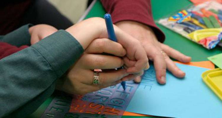 &laquo;&Beta;ά&zeta;&omicron;&upsilon;&nu; &chi;έ&rho;&iota;&raquo; &kappa;&alpha;&iota; &sigma;&tau;&eta;&nu; &Epsilon;&iota;&delta;&iota;&kappa;ή &Alpha;&gamma;&omega;&gamma;ή