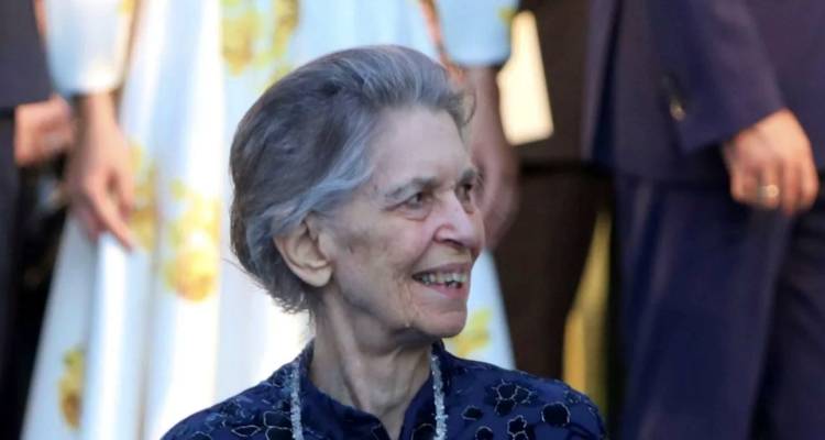 &Pi;έ&theta;&alpha;&nu;&epsilon; &eta; &pi;&rho;&iota;&gamma;&kappa;ί&pi;&iota;&sigma;&sigma;&alpha; &Epsilon;&iota;&rho;ή&nu;&eta;, &eta; &mu;&iota;&kappa;&rho;ό&tau;&epsilon;&rho;&eta; &alpha;&delta;&epsilon;&lambda;&phi;ή &tau;&omicron;&upsilon; &tau;έ&omega;&sigmaf; &beta;&alpha;&sigma;&iota;&lambda;&iota;ά &Kappa;&omega;&nu;&sigma;&tau;&alpha;&nu;&tau;ί&nu;&omicron;&upsilon; &kappa;&alpha;&iota; &tau;&eta;&sigmaf; &beta;&alpha;&sigma;ί&lambda;&iota;&sigma;&sigma;&alpha;&sigmaf; &Sigma;&omicron;&phi;ί&alpha;&sigmaf;