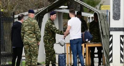 &Pi;&alpha;&rho;&omicron;&upsilon;&sigma;&iota;ά&sigma;&tau;&eta;&kappa;&epsilon; &sigma;&tau;&omicron; &sigma;&tau;&rho;&alpha;&tau;ό &omicron; &Kappa;&alpha;&sigma;&sigma;&epsilon;&lambda;ά&kappa;&eta;&sigmaf;: &Tau;&omicron;&nu; &sigma;&upsilon;&nu;ό&delta;&epsilon;&upsilon;&sigma;&epsilon; &omicron; &pi;&alpha;&tau;έ&rho;&alpha;&sigmaf; &tau;&omicron;&upsilon; έ&omega;&sigmaf; &tau;&eta;&nu; &pi;ύ&lambda;&eta; | &Tau;&omicron; &sigma;ό&omicron;&upsilon; &sigma;&tau;&eta; &Theta;ή&beta;&alpha;