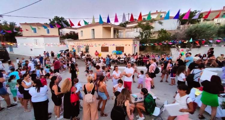 &Tau;&alpha; &Kappa;&alpha;&mu;ί&nu;&iota;&alpha; &sigma;&tau;ή&nu;&omicron;&upsilon;&nu; &mu;&iota;&alpha; &mu;&epsilon;&gamma;ά&lambda;&eta; &gamma;&iota;&omicron;&rho;&tau;ή &gamma;&iota;&alpha; &tau;&alpha; &pi;&alpha;&iota;&delta;&iota;ά | &Pi;&alpha;&iota;&chi;&nu;ί&delta;&iota;&alpha;, &epsilon;&kappa;&pi;&lambda;ή&xi;&epsilon;&iota;&sigmaf; &kappa;&alpha;&iota; &theta;&epsilon;&rho;&iota;&nu;ό &sigma;&iota;&nu;&epsilon;&mu;ά &sigma;&tau;&omicron; &gamma;&epsilon;&phi;ύ&rho;&iota; &tau;&omicron;&upsilon; &chi;&omega;&rho;&iota;&omicron;ύ!