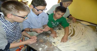 &Omicron;&iota; &mu;&alpha;&theta;&eta;&tau;έ&sigmaf; &tau;&omicron;&upsilon; &Epsilon;&iota;&delta;&iota;&kappa;&omicron;ύ &Sigma;&chi;&omicron;&lambda;&epsilon;ί&omicron;&upsilon; &Kappa;&alpha;&lambda;&lambda;&iota;&theta;έ&alpha;&sigmaf; &pi;ή&gamma;&alpha;&nu; &epsilon;&kappa;&delta;&rho;&omicron;&mu;ή &sigma;&tau;&iota;&sigmaf; &Sigma;&alpha;&rho;&delta;έ&sigmaf; &kappa;&alpha;&iota; έ&phi;&tau;&iota;&alpha;&xi;&alpha;&nu; &laquo;&alpha;&upsilon;&tau;&omicron;ύ&delta;&iota;&alpha;&raquo; (photos)