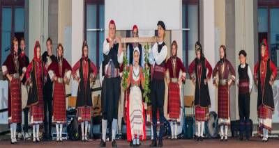 &Tau;&alpha; &Lambda;&tau;&Epsilon; &Lambda;ή&mu;&nu;&omicron;&upsilon;, &Kappa;&alpha;&beta;ά&lambda;&alpha;&sigmaf; &kappa;&alpha;&iota; &Delta;&rho;ά&mu;&alpha;&sigmaf; &epsilon;&nu;&tau;&upsilon;&pi;&omega;&sigma;ί&alpha;&sigma;&alpha;&nu; &laquo;&mu;&epsilon; &tau;&eta;&sigmaf; &nu;&iota;ό&tau;&eta;&sigmaf; &tau;&alpha; &phi;&tau;&epsilon;&rho;ά&raquo;