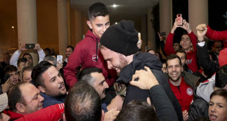 &Mu;&pi;ό&gamma;&rho;&eta;&sigmaf;: &laquo;&Eta; &Lambda;ή&mu;&nu;&omicron;&sigmaf; &epsilon;ί&nu;&alpha;&iota; &kappa;ό&kappa;&kappa;&iota;&nu;&eta;, &Omicron;&lambda;&upsilon;&mu;&pi;&iota;&alpha;&kappa;έ&raquo; (video)