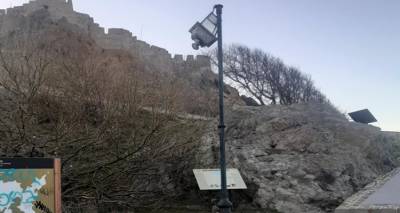 Σπασμένο φωτιστικό στον δρόμο προς τη Νεφέλη