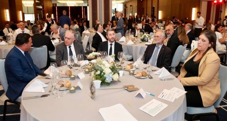 &Delta;ύ&sigma;&kappa;&omicron;&lambda;&eta; &sigma;&upsilon;&nu;ύ&pi;&alpha;&rho;&xi;&eta; &sigma;&epsilon; &epsilon;&kappa;&delta;ή&lambda;&omega;&sigma;&eta; &tau;&omicron;&upsilon; &Mu;&alpha;&sigma;&omicron;ύ&tau;&eta;: &Sigma;&tau;&omicron; ί&delta;&iota;&omicron; &tau;&rho;&alpha;&pi;έ&zeta;&iota; &Gamma;&epsilon;&omega;&rho;&gamma;&iota;ά&delta;&eta;&sigmaf;, &Alpha;&nu;&delta;&rho;&omicron;&upsilon;&lambda;ά&kappa;&eta;&sigmaf; &kappa;&alpha;&iota; &Kappa;&omega;&nu;&sigma;&tau;&alpha;&nu;&tau;&omicron;&pi;&omicron;ύ&lambda;&omicron;&upsilon; [&epsilon;&iota;&kappa;ό&nu;&epsilon;&sigmaf;]