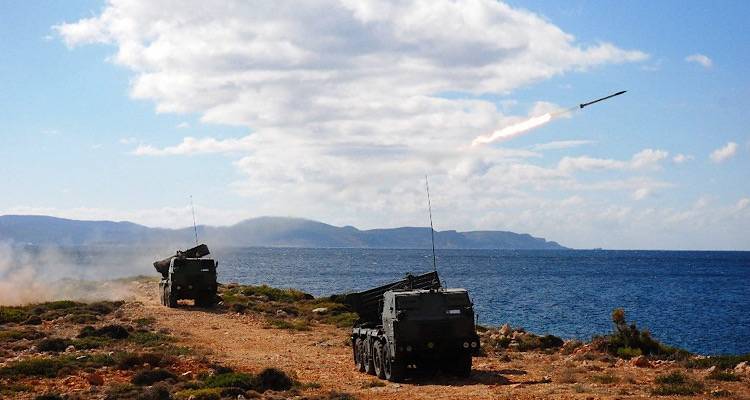 &Lambda;ή&mu;&nu;&omicron;&sigmaf;: &Nu;έ&epsilon;&sigmaf; &beta;&omicron;&lambda;έ&sigmaf; ό&pi;&lambda;&omega;&nu; &sigma;&tau;&omicron; &pi;&epsilon;&delta;ί&omicron; &beta;&omicron;&lambda;ή&sigmaf; &laquo;&Pi;&alpha;&rho;&alpha;&delta;&epsilon;&iota;&sigma;ί&omicron;&upsilon;&raquo;