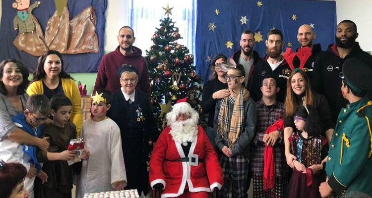 &Omicron; Ή&phi;&alpha;&iota;&sigma;&tau;&omicron;&sigmaf; &Lambda;ή&mu;&nu;&omicron;&upsilon; &pi;&rho;ό&sigma;&phi;&epsilon;&rho;&epsilon; &chi;&alpha;&mu;ό&gamma;&epsilon;&lambda;&alpha; &kappa;&alpha;&iota; &delta;ώ&rho;&alpha; &sigma;&tau;&omicron;&upsilon;&sigmaf; &mu;&alpha;&theta;&eta;&tau;έ&sigmaf; &tau;&omicron;&upsilon; &Epsilon;&iota;&delta;&iota;&kappa;&omicron;ύ &Sigma;&chi;&omicron;&lambda;&epsilon;ί&omicron;&upsilon; &Kappa;&alpha;&lambda;&lambda;&iota;&theta;έ&alpha;&sigmaf; (photos)